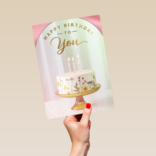 Taart met kaarsjes en happy birthday