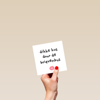 Liefdeskaart Dikke kus door de brievenbus Corona coronavirus griep ziek hart onder de riem powervrouw