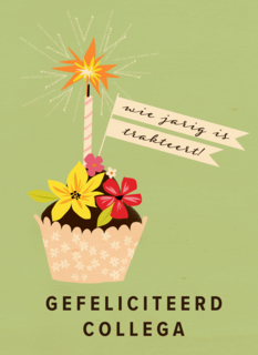 een taartje met kaars en bloemen voor een collega