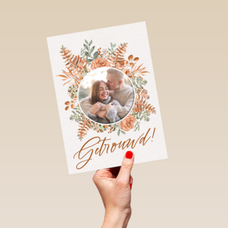 Pas getrouwd kaart foto met bloemenkrans