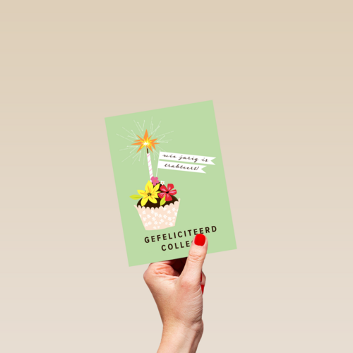 een taartje met kaars en bloemen voor een collega