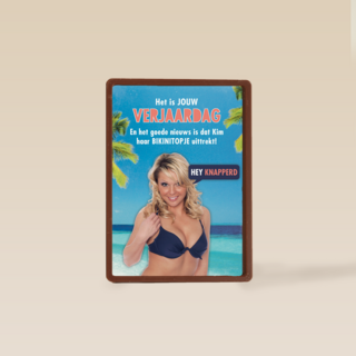 kim trekt haar bikinitopje uit