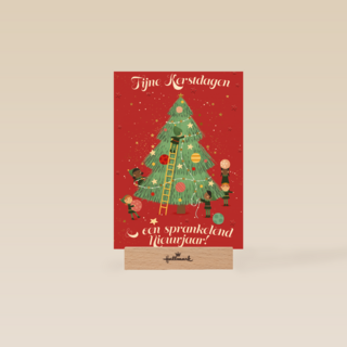 kerstboom wordt opgetuigd door elven