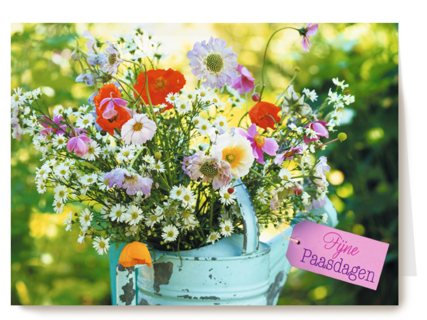 Bloemen in een gieter fijne paasdagen