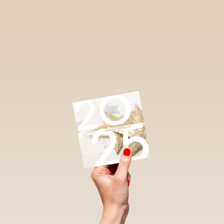 nieuwjaarskaart met gouden sterren en tekst gelukkig nieuwjaar 2025
