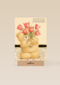 beer met boeket rode tulpen