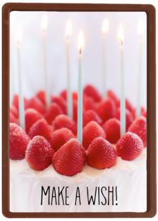 taart met aarbeien en kaarsjes