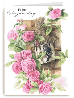 vogel in vogelhuisje tussen rozen