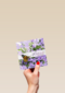 een vlinder bij bloemen