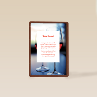 proosten op je verjaardag met twee glazen rode wijn