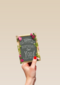 krijtbord omringd met bloemen