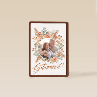 Pas getrouwd kaart foto met bloemenkrans