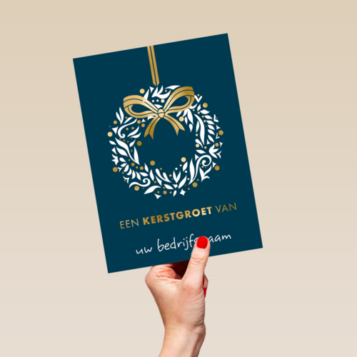 kerstkaart met krans op blauwe achtergrond