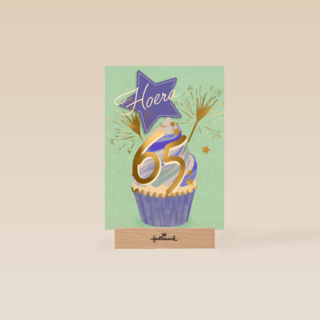 Hoera 65 jaar met cupcake
