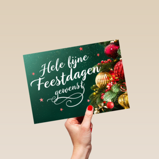 rijk versierde kerstboom met sierlijke tekst