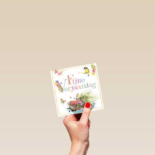 tafel met mandje bloemen