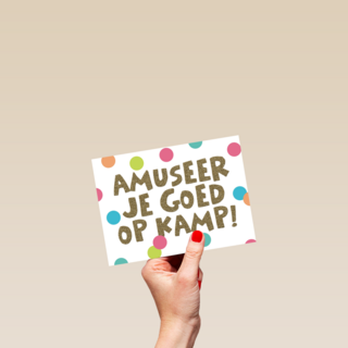 op kamp kaart met de tekst amuseer je goed op kamp