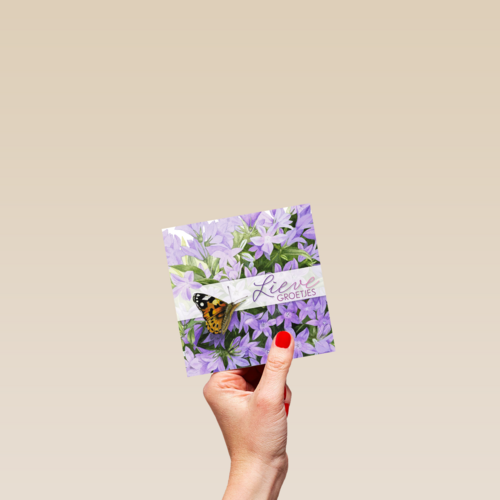 een vlinder bij bloemen