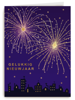 nachtelijke skyline met vuurwerk voor nieuwjaar