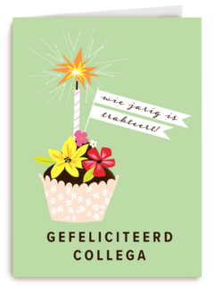 een taartje met kaars en bloemen voor een collega