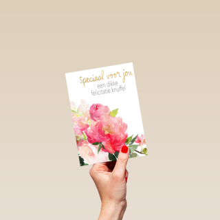 Gefeliciteerd kaart vrouw een dikke felicitatieknuffel