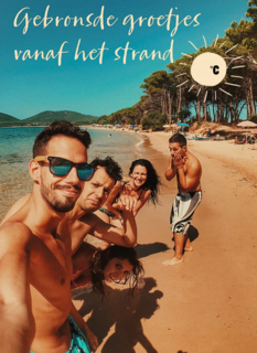 gebronsde groetjes vanaf het strand