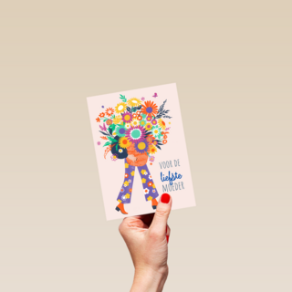 Een moeder met bloemen