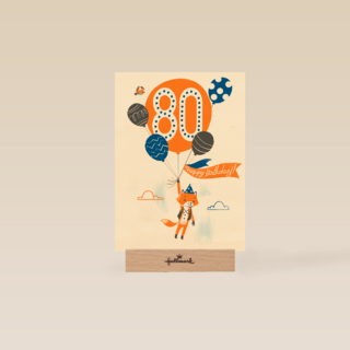 een vos met ballon om 80 jaar te vieren