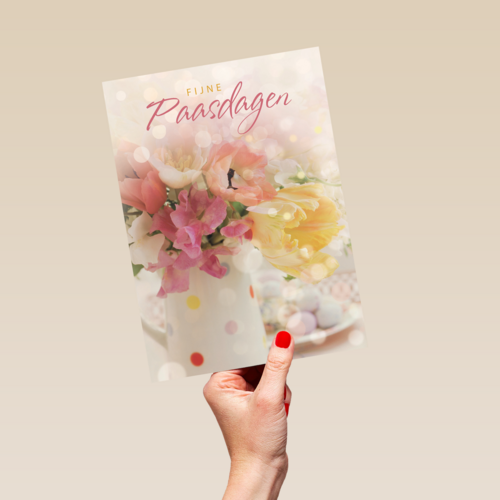fijne paasdagen met bloemen in vaas paaseitjes