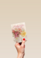 vrolijke lentegroetjes kaart met mooie bloemen in een vaas