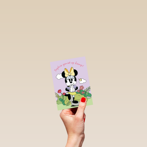Minnie Mouse geniet op kamp