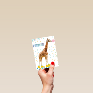 het is feest met giraffe met rolschaatsen
