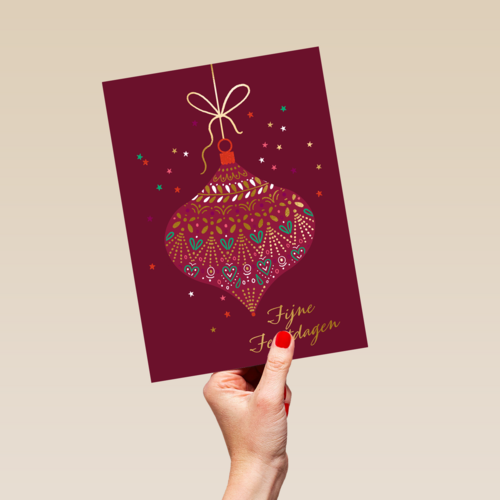 Stijlvolle kerstkaart kerstbal rood