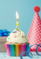 Ansichtkaart verjaardag cupcake met kaarsje