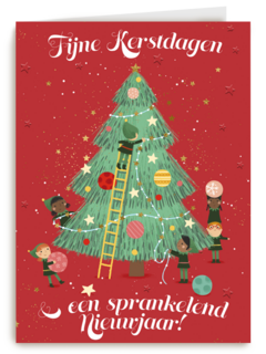 kerstboom wordt opgetuigd door elven