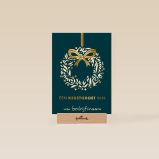 kerstkaart met krans op blauwe achtergrond