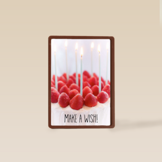 taart met aarbeien en kaarsjes