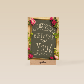 krijtbord omringd met bloemen