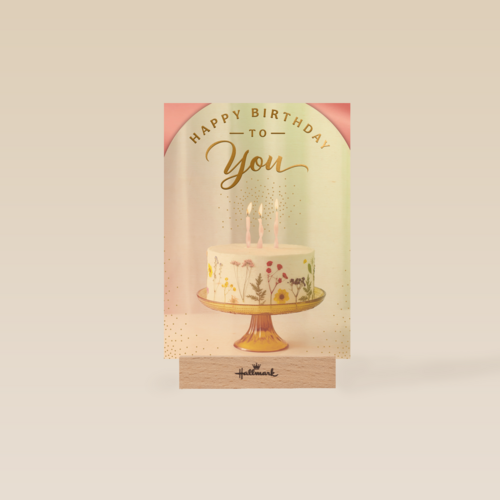 Taart met kaarsjes en happy birthday