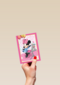 minnie mouse deelt cupcakes uit