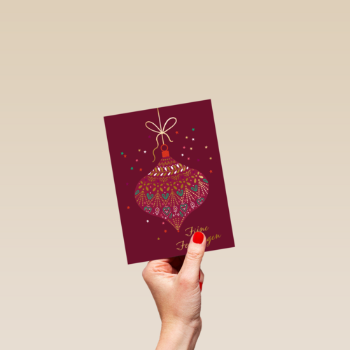 Stijlvolle kerstkaart kerstbal rood