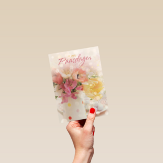 fijne paasdagen met bloemen in vaas paaseitjes