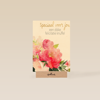 Gefeliciteerd kaart vrouw een dikke felicitatieknuffel