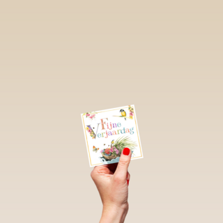 tafel met mandje bloemen