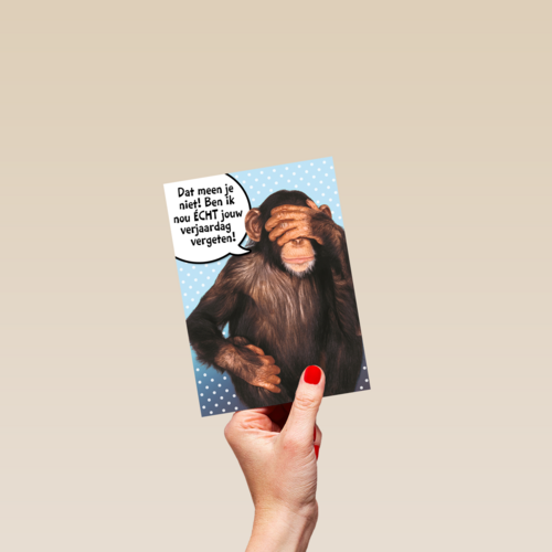 aap met hand voor zijn ogen