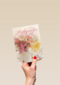 vrolijke lentegroetjes kaart met mooie bloemen in een vaas