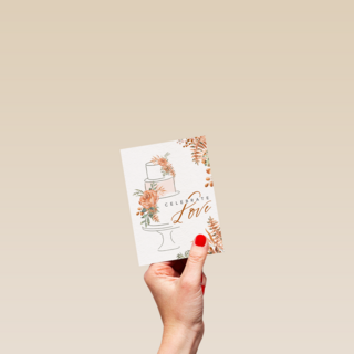 klassieke trouwkaart met taart en bloemen