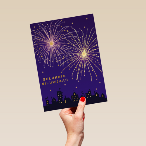 nachtelijke skyline met vuurwerk voor nieuwjaar