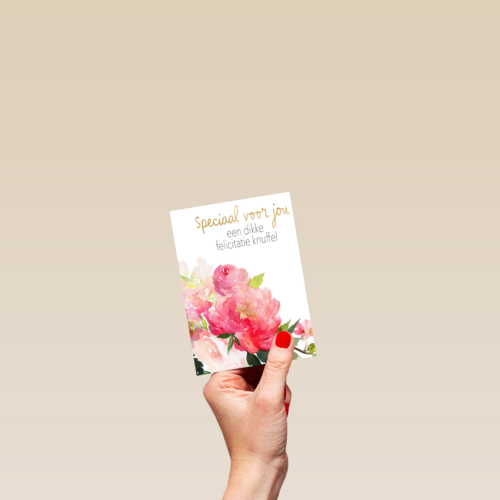 Gefeliciteerd kaart vrouw een dikke felicitatieknuffel