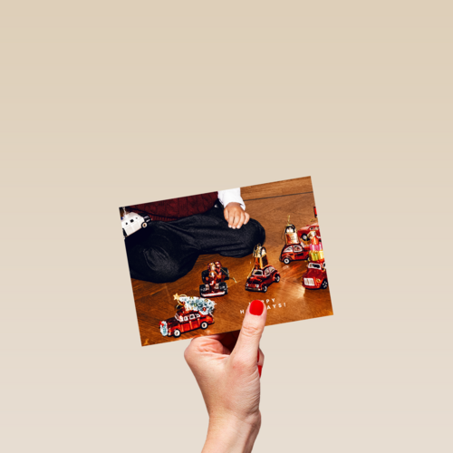 Vondels kerstkaart kindje speelt met autootjes